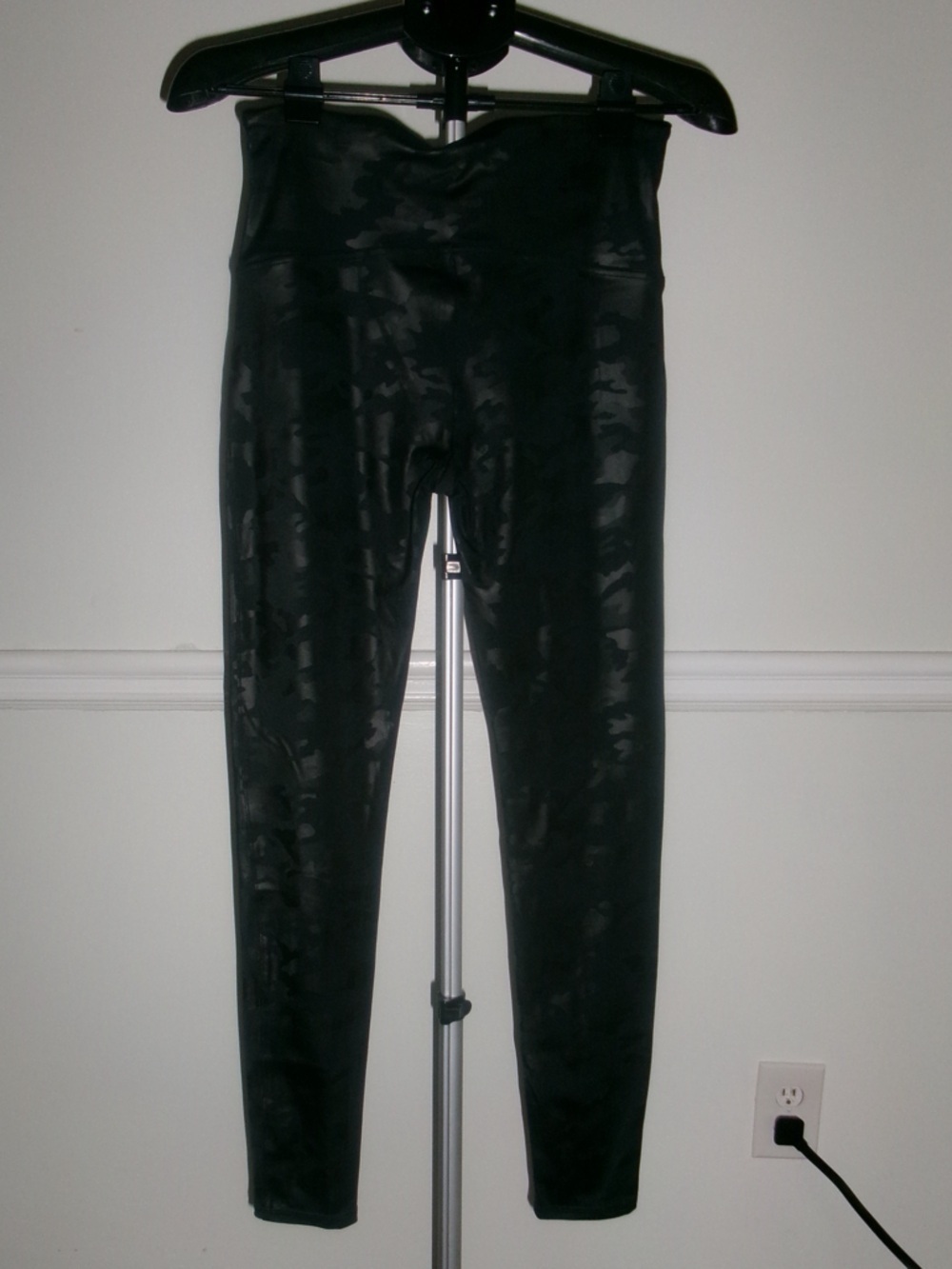 NWOT SPANX Black Camo Faux-Leather High-Waist Leggings - Picture 3 of 5